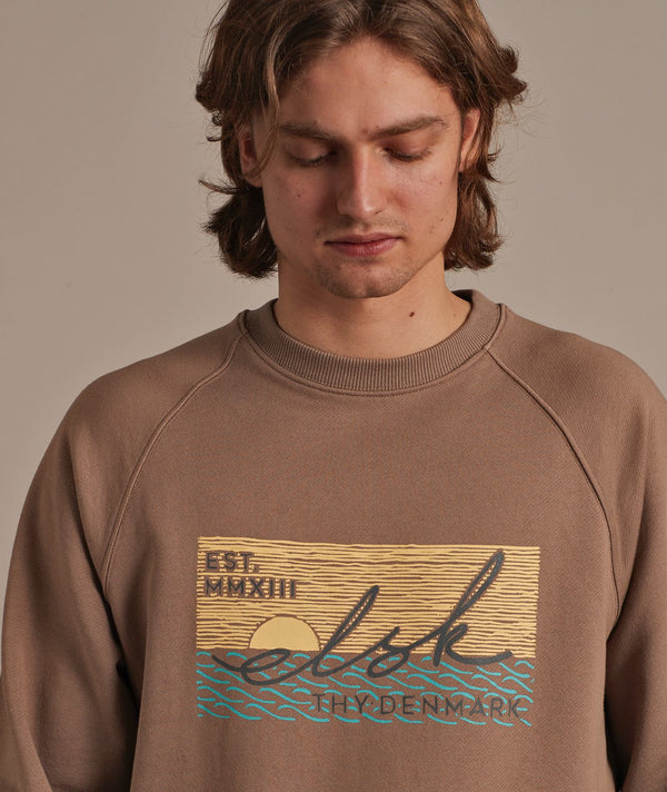 02019| ELSK® SUNSIGN22 TVÆRS MEN'S CREWNECK | TAUPE BROWN