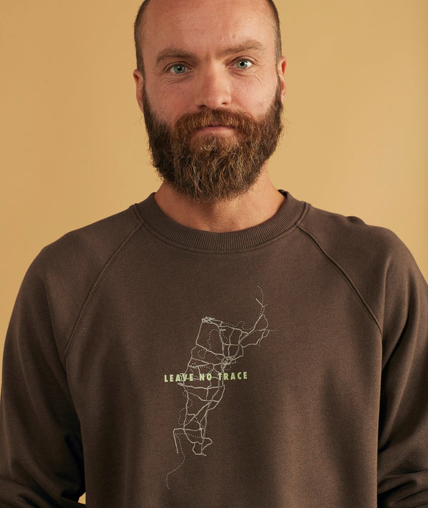 02042 | ELSK MAP TVÆRS MEN'S CREWNECK | DARK OAK