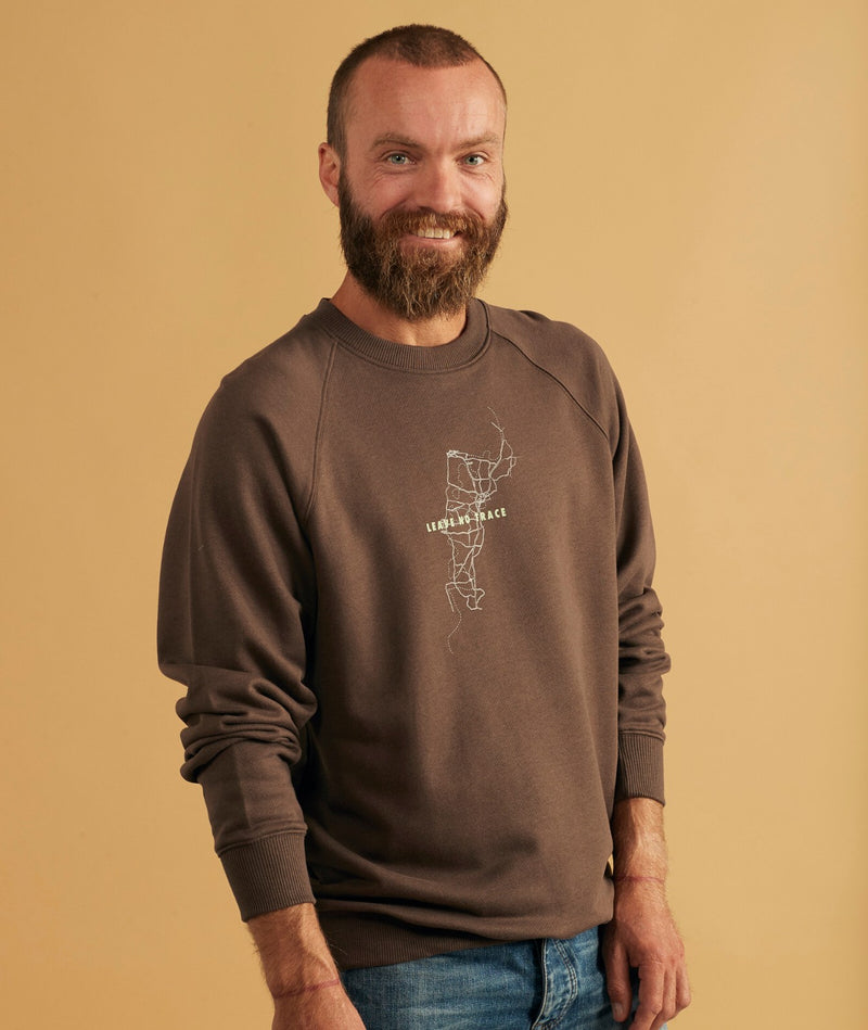 02042 | ELSK MAP TVÆRS MEN'S CREWNECK | DARK OAK