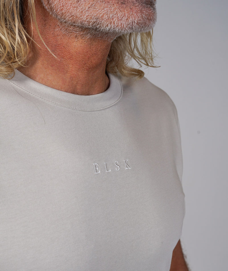 01080 | ELSK® PURE EMB TUNG MEN'S TEE | VAPOR GREY