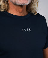 01081 | ELSK® PURE EMB TUNG MEN'S TEE | DARK NAVY