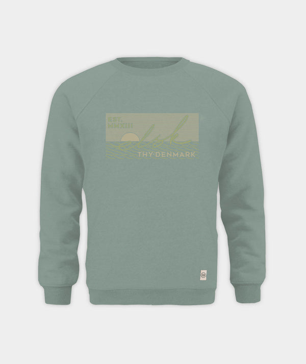 2377 | ELSK® SUNSIGN PATCH TVÆRS MEN’S SWEATSHIRT | DUSTY GREEN
