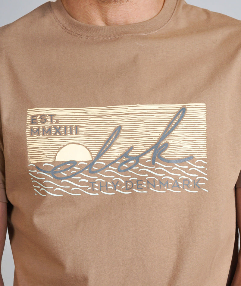 RE.ELSK 01076 | ELSK® SUNSIGN22 ESSENTIAL MEN'S TEE  | TAUPE BROWN