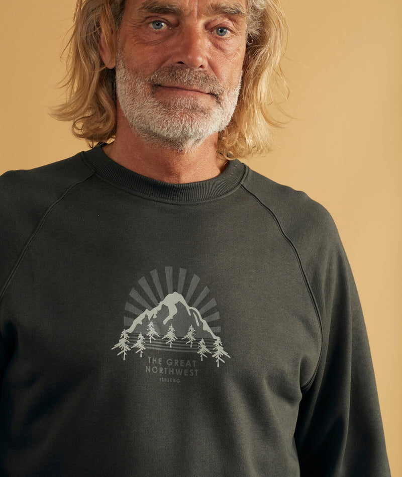 02040 | LOVE ICEBERG ACROSS MEN'S CREWNECK | PIRATE BLACK