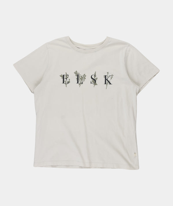 RE.ELSK 11011 | ELSK® PORSE LOGO WOMEN'S TEE | DRIFT MAPLE