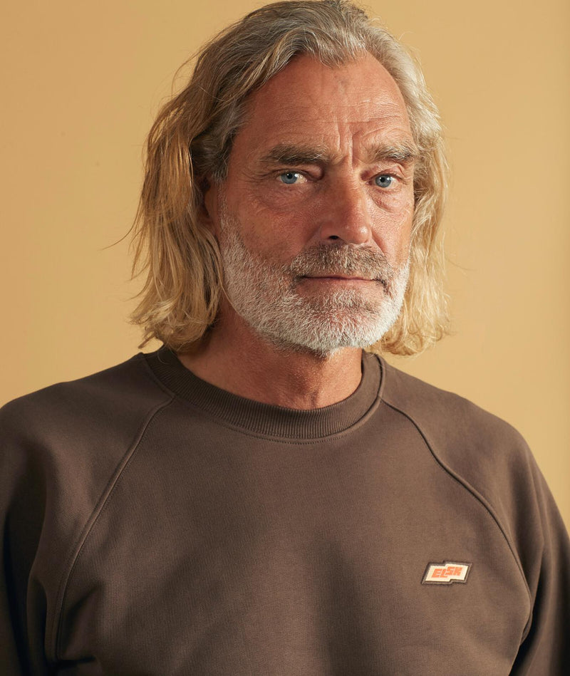 02037 | ELSK TECH PCH TVÆRS MEN'S CREWNECK | DARK OAK