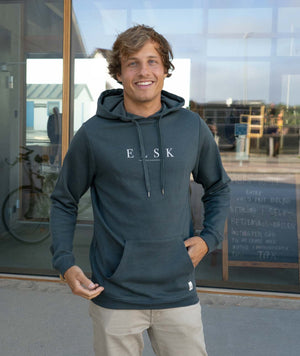 02003 | ELSK® PURE TVÆRS MEN’S HOODIE | STONE GREEN