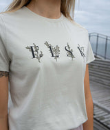 11011 | ELSK® PORSE LOGO WOMEN'S TEE | DRIFT MAPLE