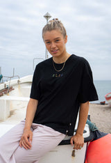11019 | ELSK® PURE STROKE EMB THILDA TUNG TEE | BLACK