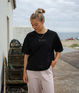 11019 | ELSK® PURE STROKE EMB THILDA TUNG TEE | BLACK