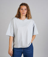 11018 | ELSK® PURE EMB THILDA TUNG TEE | SEA GREY