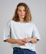 11018 | ELSK® PURE EMB THILDA TUNG TEE | SEA GREY