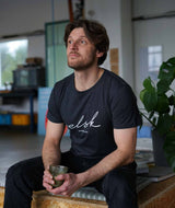 0246 | ELSK® SIGNED W. MEN’S TEE | COAL