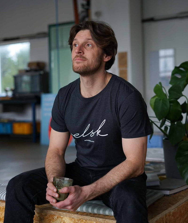 0246 | ELSK® SIGNED W. MEN’S TEE | COAL