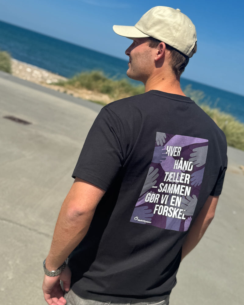 MØDREHJÆLPEN X ELSK MEN'S T-SHIRT