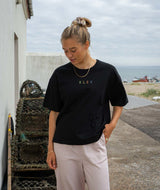 RE.ELSK 11019 | ELSK® PURE STROKE EMB THILDA TUNG TEE | BLACK