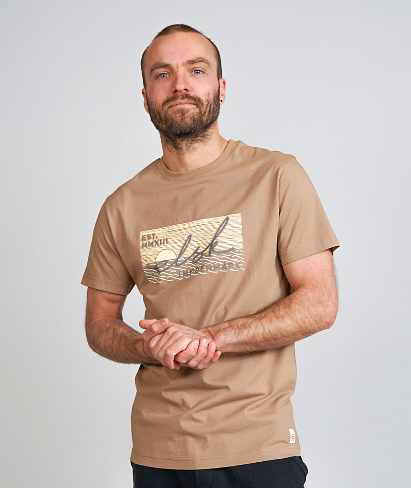 01076 | ELSK® SUNSIGN22 ESSENTIAL MEN'S TEE  | TAUPE BROWN