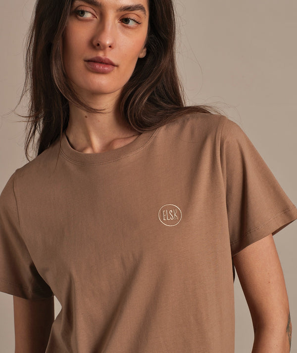 11035 | ELSK® ROUND LOGO EMB WOMEN'S ESSENTIAL TEE  | TAUPE BROWN