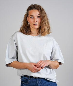 11018 | ELSK® PURE EMB THILDA TUNG TEE | SEA GREY
