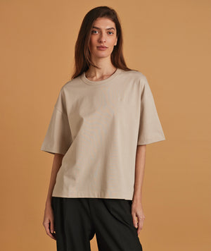 11047 | ELSK® PURE EMB THILDA TUNG TEE | VAPOR GREY