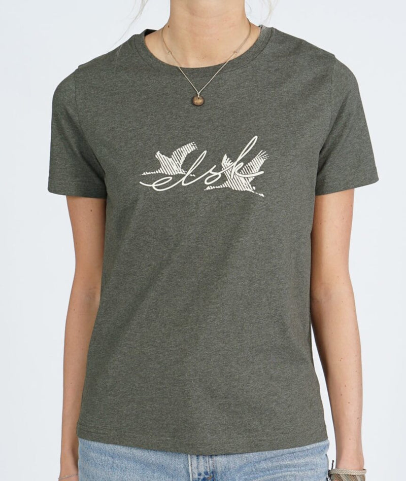 4447 | ELSK® CRANE WOMEN'S TEE | MOSS BRANCH