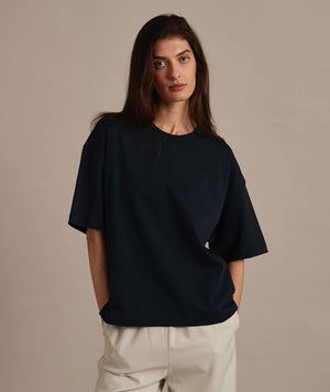 11048 | ELSK® PURE EMB THILDA TUNG TEE | DARK NAVY